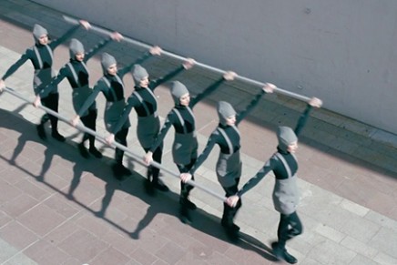 “Go” è il nuovo video dei Chemical Brothers diretto da Michel Gondry