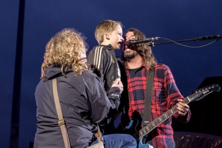 Foo Fighters: Dave Grohl invita un bambino di 8 anni a cantare sul palco