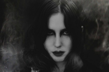 Chelsea Wolfe: ascolta con noi il nuovo singolo “Carrion Flowers”