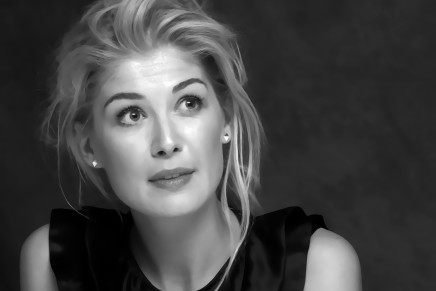 Rosamund Pike fuori di capa nel nuovo video dei Massive Attack!