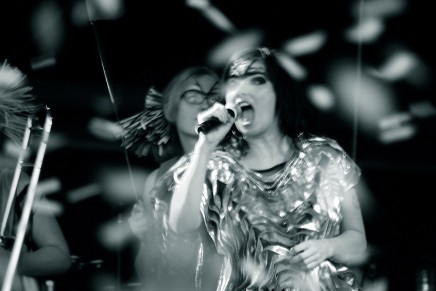 Bjork fra premi, polemiche, e la promessa di un nuovo album