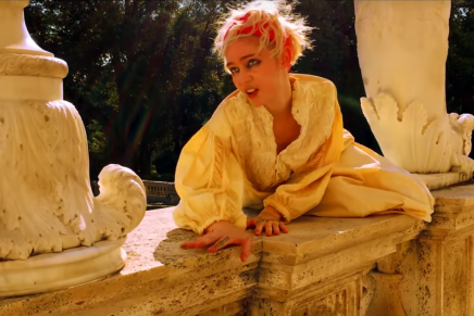 Grimes condivide sette nuovi video