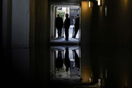 Van Der Graaf Generator – Do Not Disturb