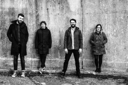 Minor Victories: ascoltate la versione acustica di “Give Up The Ghost”