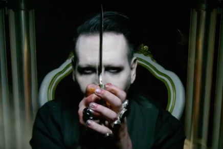 Marilyn Manson: Bibbia e politici strappati