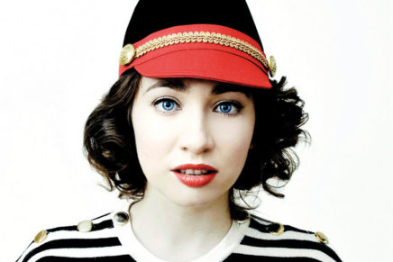 Regina Spektor coverizza “Blowin’ In The Wind” di Bob Dylan alla “Women’s March” di L.A
