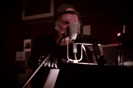 Neil Young: il video di ‘Who’s Gonna Stand Up’