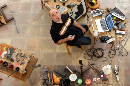 Teho Teardo nello studio privato di Mirò: guarda il video
