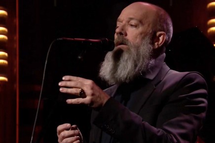 Stipe canta Bowie (nello show di Jimmy Fallon)