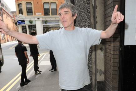 Ian Brown al Supermarket (ft. Noel Gallagher)!